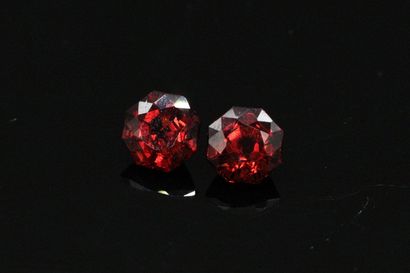 null Paire grenats rouges ronds sur papier.

Poids : 3.30 cts