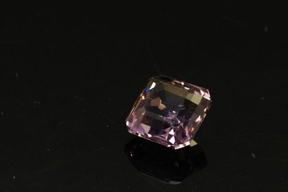 null 
Square ametrine with cut sides on paper. 




Weight : 7.13 cts.
