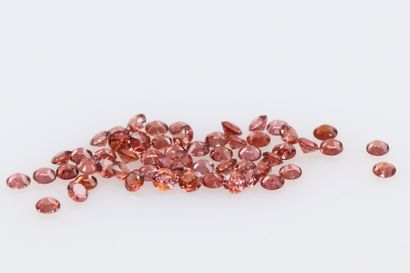 null Mixed orange-pink sapphires brilliant cut on paper. 

Size: 2.3-2.6mm approx....