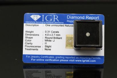 null Diamant "white J" rond sous-scellé.

Accompagné d'un certificat IGR indiquant...