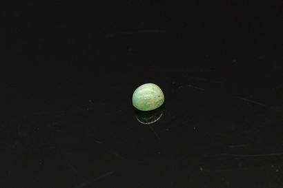 null Chrysoprase cabochon on paper. 

Weight : approx. 2.95 cts.