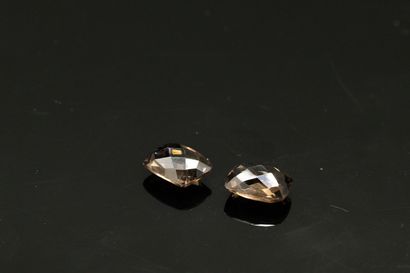 null Pairing of smoked quartz on paper. 

Weight : 5.21 cts.