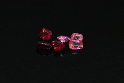 null Lot of six red and pink cushion spinels on paper.

Weight : 3.61 cts.