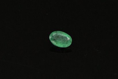null Oval emerald on paper. 

Weight : 0.46 cts.