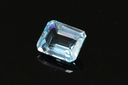null Rectangular topaz with cut sides on paper.

Weight : 5.42 cts.