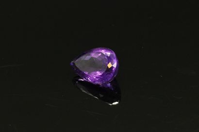 null Pear amethyst on paper.

Weight : 16.15 cts.