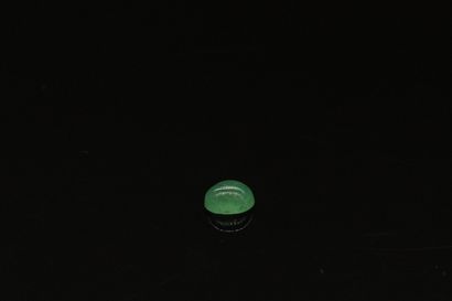 null Chrysoprase cabochon on paper. 

Weight : 1.60 cts.