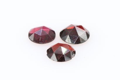 null Lot of 3 round faceted garnets on paper (shocks)

Weight : approx. 4.45 cts...