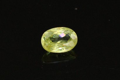 null Pale green titanite oval on paper. 

Weight : 1.13 cts.