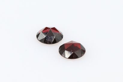 null A pair of round faceted garnets on paper (shocks).

Weight : about 3.95 cts...
