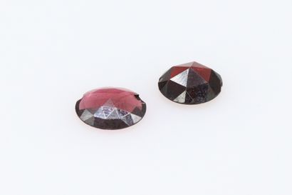 null Pairing of round faceted garnets on paper. 

Total weight: about 3.10 cts.