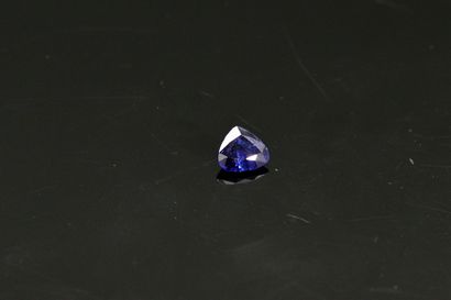 null Blue pear sapphire on paper.

Weight : 1.08 cts.