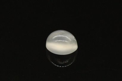 null Moonstone cabochon on paper.

Weight : 2.65 cts.