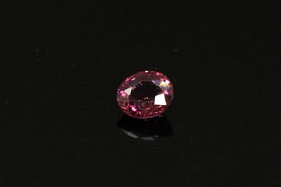 null Oval garnet on paper. 

Weight : 1.34 cts.