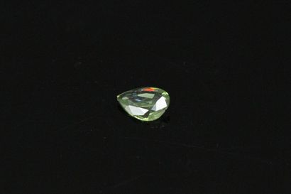 null Saphir vert poire sur papier. 

Poids : 0.35 cts.