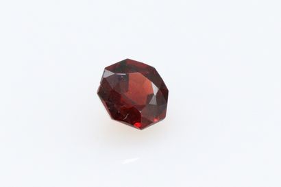 null Round red garnet on paper.

Weight : 2.25 cts.