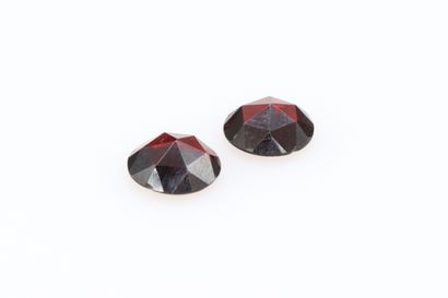 null A pair of round faceted garnets on paper (shocks).

Weight : about 4.10 cts...