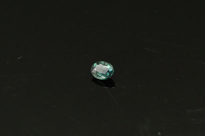 null Green - blue oval sapphire on paper.

Weight: 0.91 cts.
