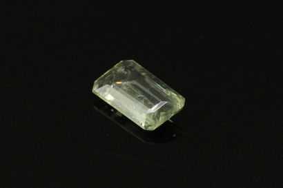 null Pale blue-green sapphire with cut sides on paper. 

Weight : 1.98ct.