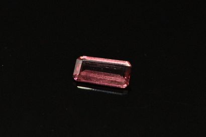 null Pink tourmaline rectangular cut on paper.

Weight : 1.38 cts.