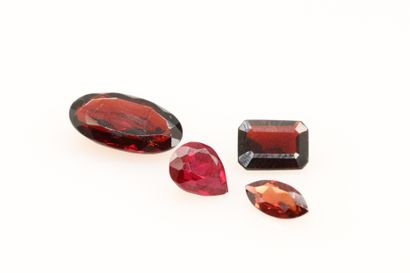 null Lot of four garnets of different sizes on paper. 

Total weight: about 6.70...