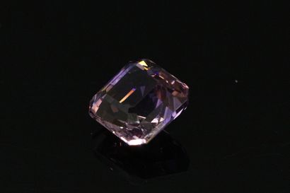 null 
Square ametrine with cut sides on paper. 




Weight : 7.13 cts.
