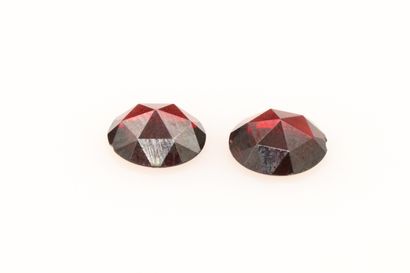 null A pair of round faceted garnets on paper (shocks).

Weight : about 3.80 cts...