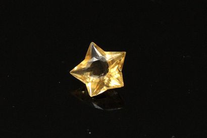 null Citrine star on paper.

Weight : 1.56 cts.