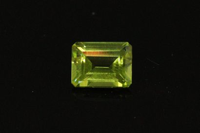 null Rectangular peridot with cut sides on paper. 

Weight : 2.46 cts approx.