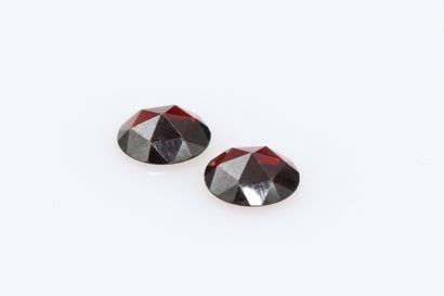 null A pair of round faceted garnets on paper (shocks).

Weight : about 3.75 cts...