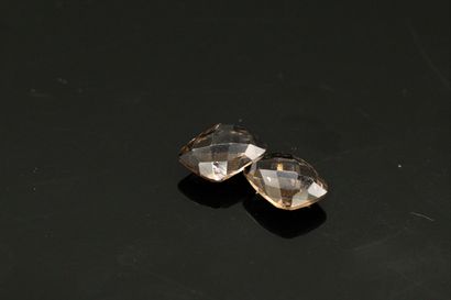null Pairing of smoked quartz on paper. 

Weight : 5.21 cts.