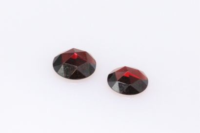 null A pair of round faceted garnets on paper (shocks).

Weight : about 3.15 cts...