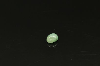 null Chrysoprase cabochon on paper. 

Weight : 2.85 cts.