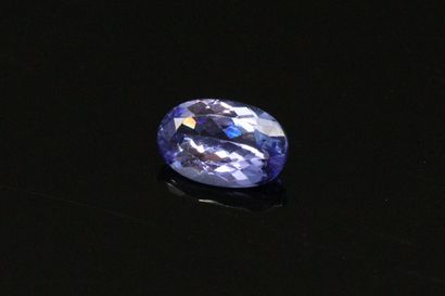 null Oval Tanzanite on paper.

Weight : 1.55 cts.