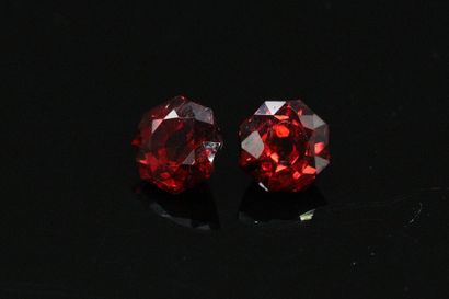 null Pair of round red garnets on paper.

Weight : 3.30 cts