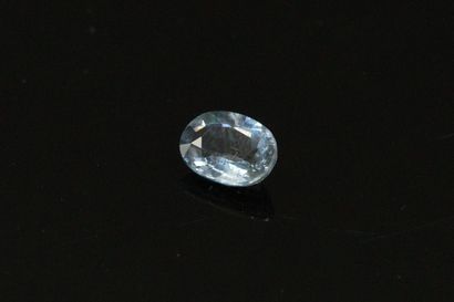 null Oval sapphire on paper. 

Weight : 0.90 cts.