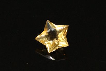 null Citrine star on paper.

Weight : 1.56 cts.
