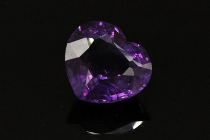 null Amethyst heart on paper. 

Weight : 27.95 cts.