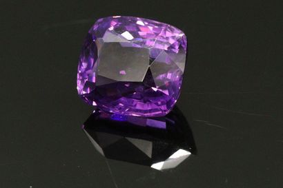null Amethyst cushion on paper. 

Weight : 17.35 cts.