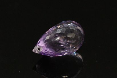 null Amethyst briolette on paper (pierced)

Weight : 9.09 cts.
