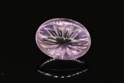 null Amethyst cabochon engraved on paper. 

Weight : 20.33 cts.