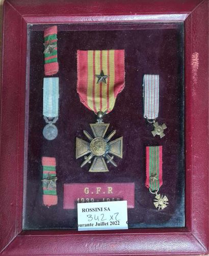 null Lot comprenant:

- Croix de Guerre 14-18 et photo

- Croix de Guerre 1939 et...