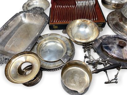 null Silvered metal lot including :

A Christofle menagere, a pikefleurs, Christofle...