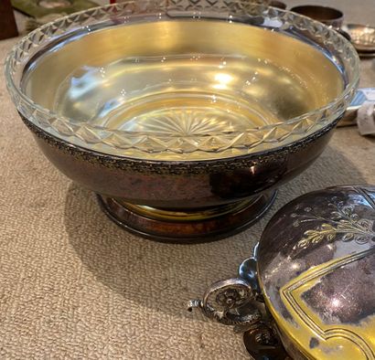 null Lot of silver plated metal: soup tureen and its lid, glass vegetable dish, wine...