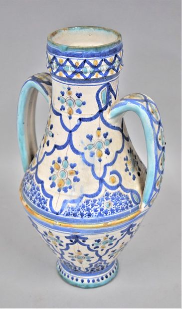 null Vase en faïence à deux anses à décor bleu, jaune et turquoise.

H.: 39 cm

Accident...
