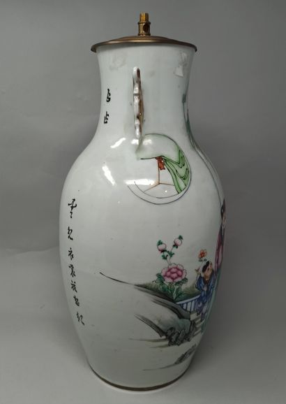 null CHINE, XXe siècle

Vase en porcelaine à décor sur une face de calligraphies...