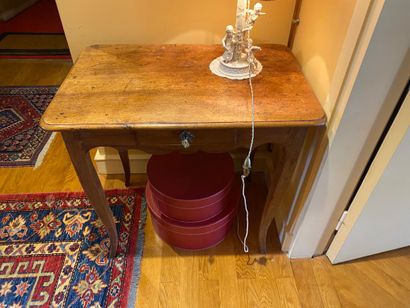 null Une table à écrire rustique reposant sur 4 pieds cannelés XVIIIème