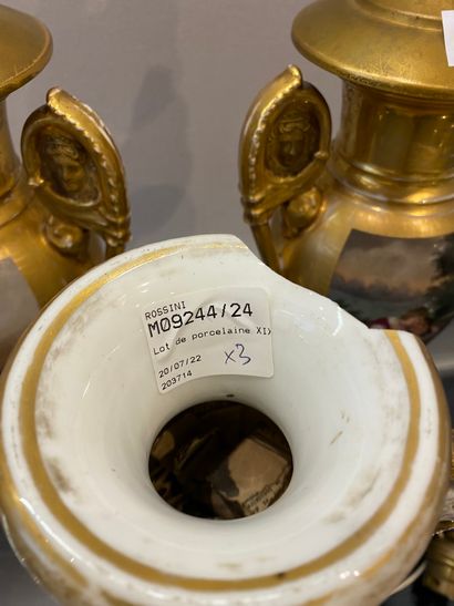 null Lot de porcelaine XIXème : paire de vases en porcelaine de Paris montés en lampe,...