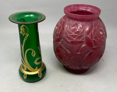 null Pierre D'AVESN (1901 - 1990). Vase boule en verre rouge moulé de roses stylisées....