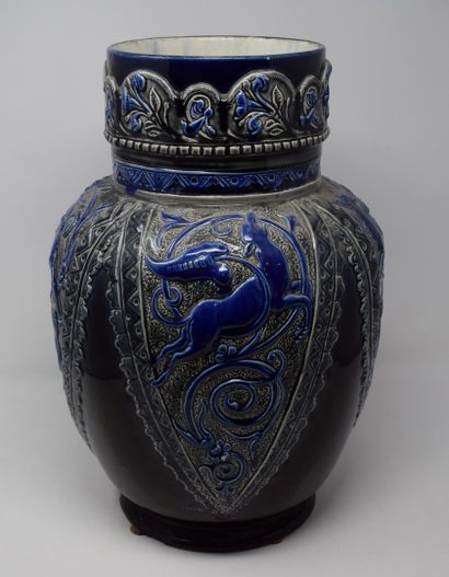 null CHOISY LE ROI

Vase en faïence bleue à décor en relief d'animaux

H.: 41 cm...